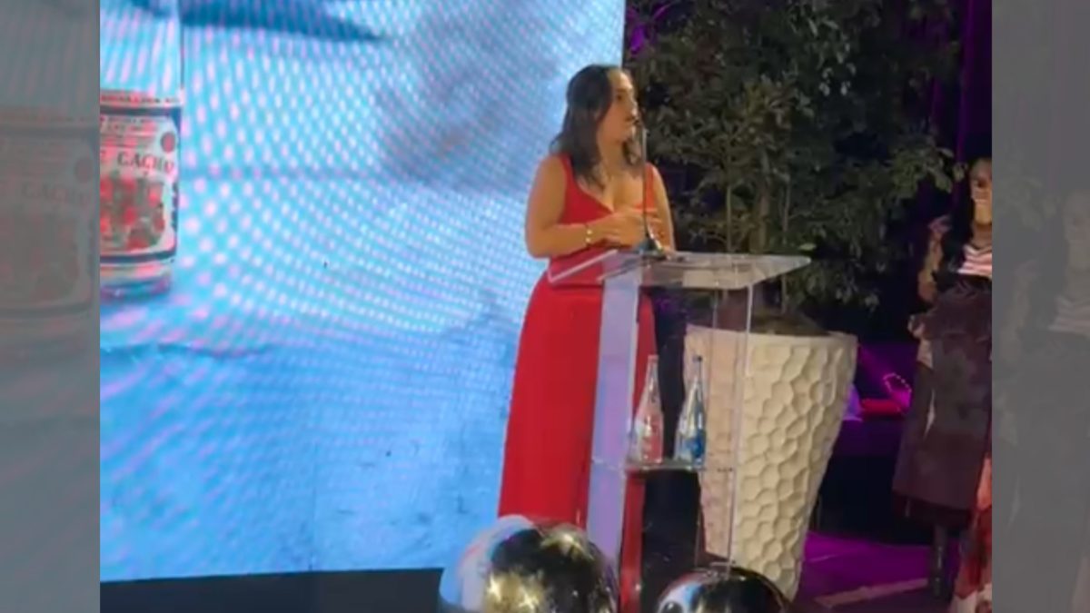 Botellas de agua mineral Evian edición limitada 200 Years Young junto a representantes de MercaSID en República Dominicana