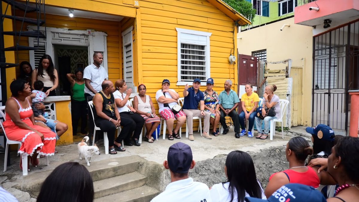 Abel Martínez hablando ante militantes del PLD en el sector La Otra Banda
