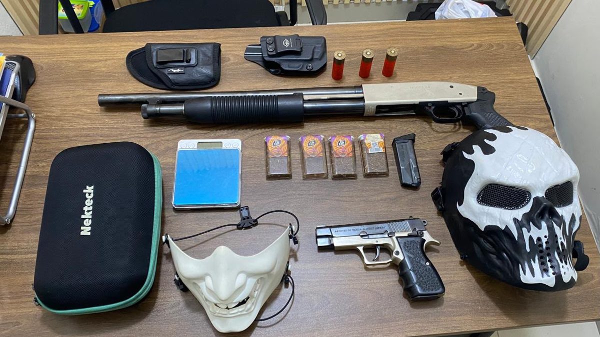 Agentes del DICRIM y equipos SWAT durante operativo de allanamientos en Baní, provincia Peravia