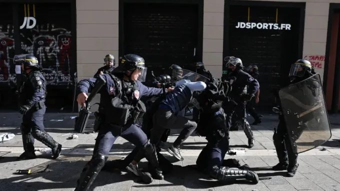 Miles de manifestantes marchan en París contra el alto costo de la vida el 17 de octubre de 2026