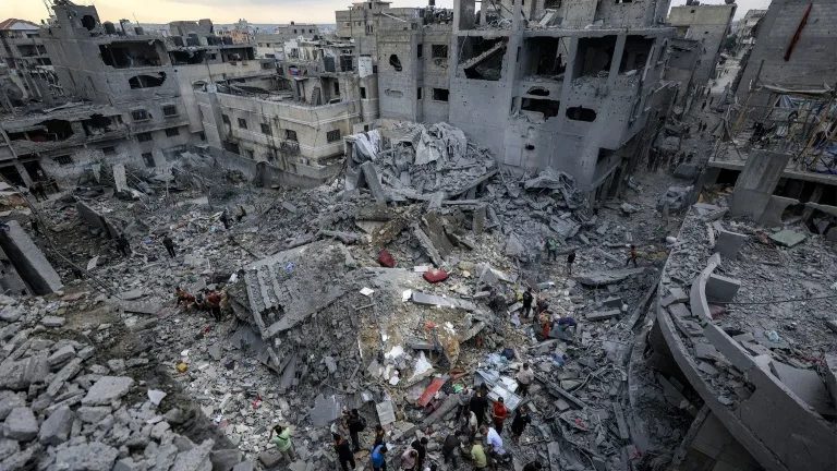 Panorama de edificios destruidos en Gaza un año después del alto el fuego impulsado por Estados Unidos