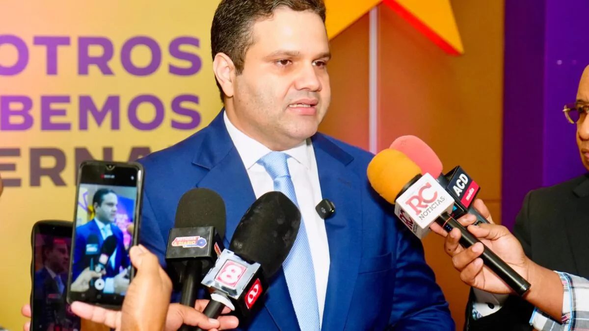 Richard Medina, economista y miembro del Comité Político del PLD, durante declaraciones sobre el alza de precios de alimentos en República Dominicana