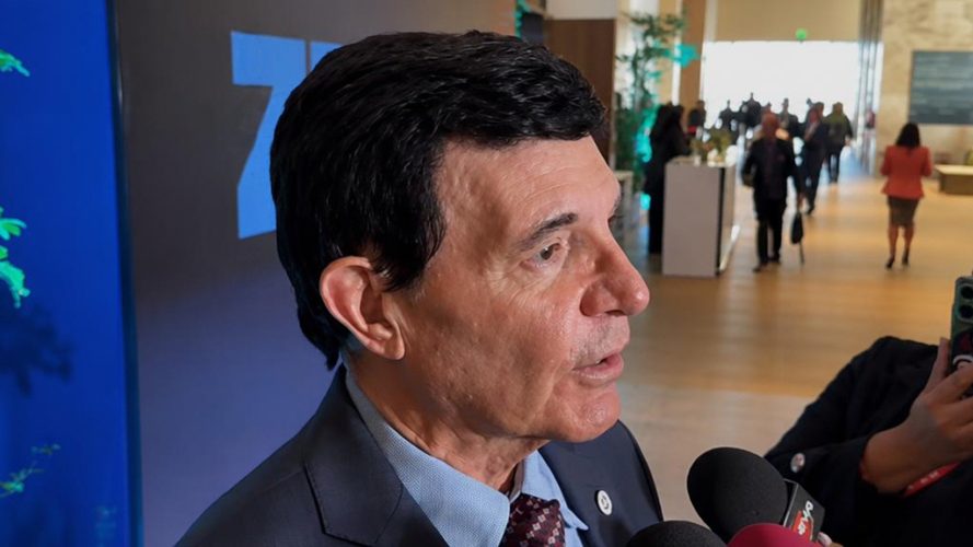 Julio Brache, presidente de la AIRD, hablando en evento de Zonas Francas sobre el alza en materias plásticas en República Dominicana