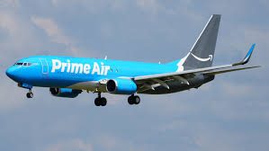 Avión de carga de Amazon Prime Air en pista de aeropuerto internacional