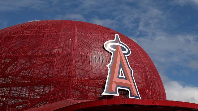 Stan Kroenke, nuevo dueño de los Angelinos de Los Ángeles, frente al estadio de la franquicia en Anaheim