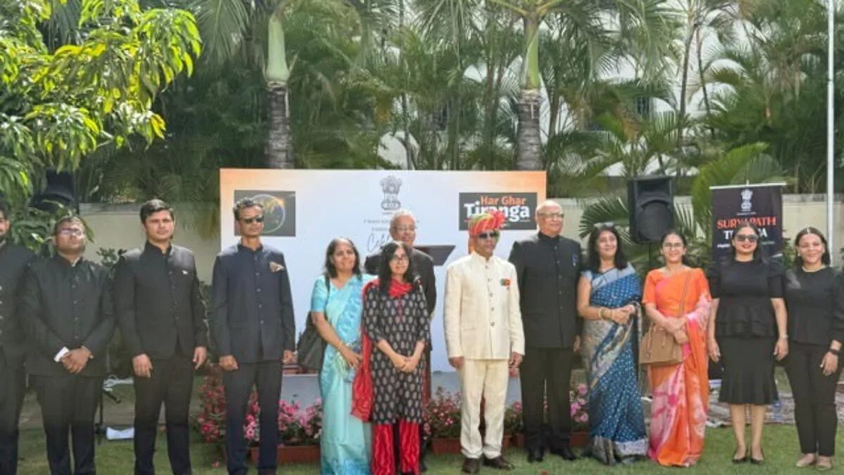 Embajador K.D. Dewal iza la bandera tricolor de India durante ceremonia por el 80 aniversario de independencia en Santo Domingo