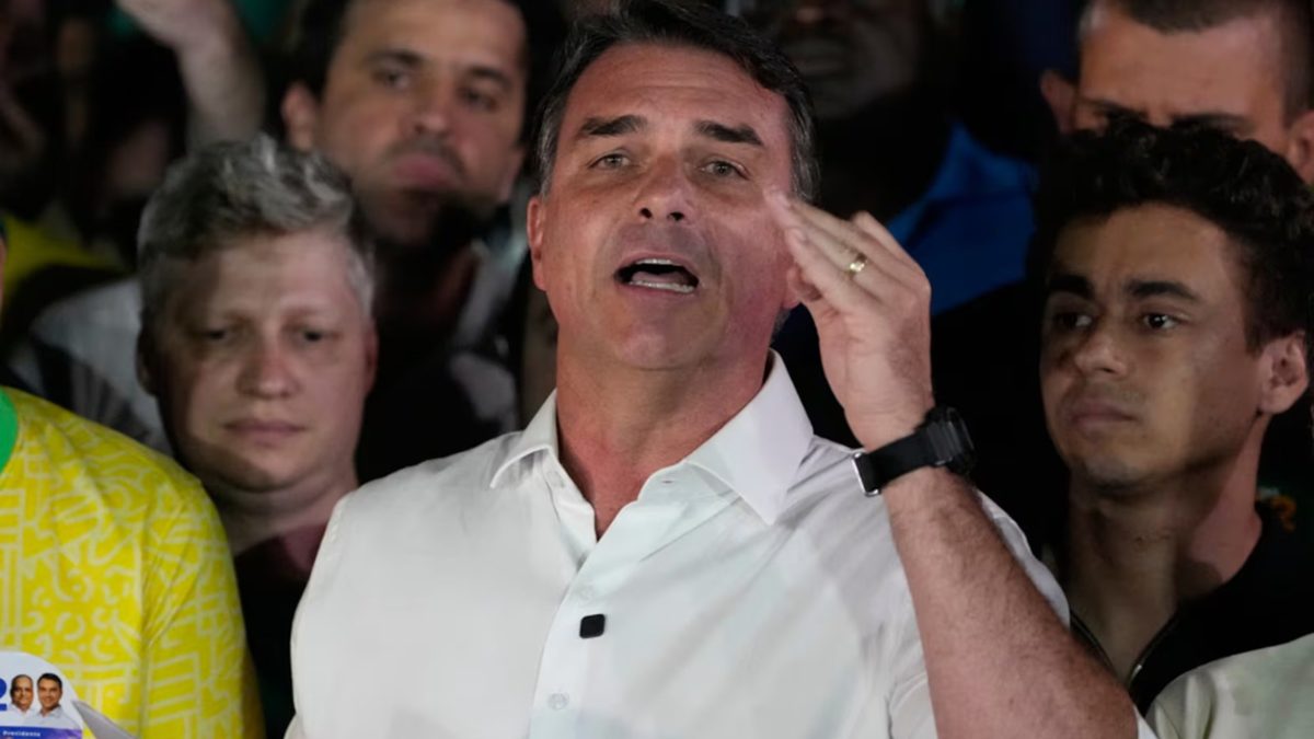 Flávio Bolsonaro ante sus partidarios tras la segunda vuelta electoral en Brasil