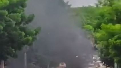 Residentes queman neumáticos en la avenida Cayetano Germosén durante protesta por apagones en el Distrito Nacional