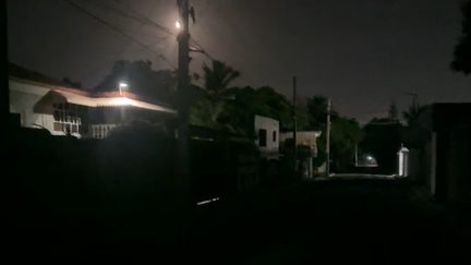 Vecinos de La Caleta a oscuras frente a sus hogares durante apagón prolongado de más de tres días