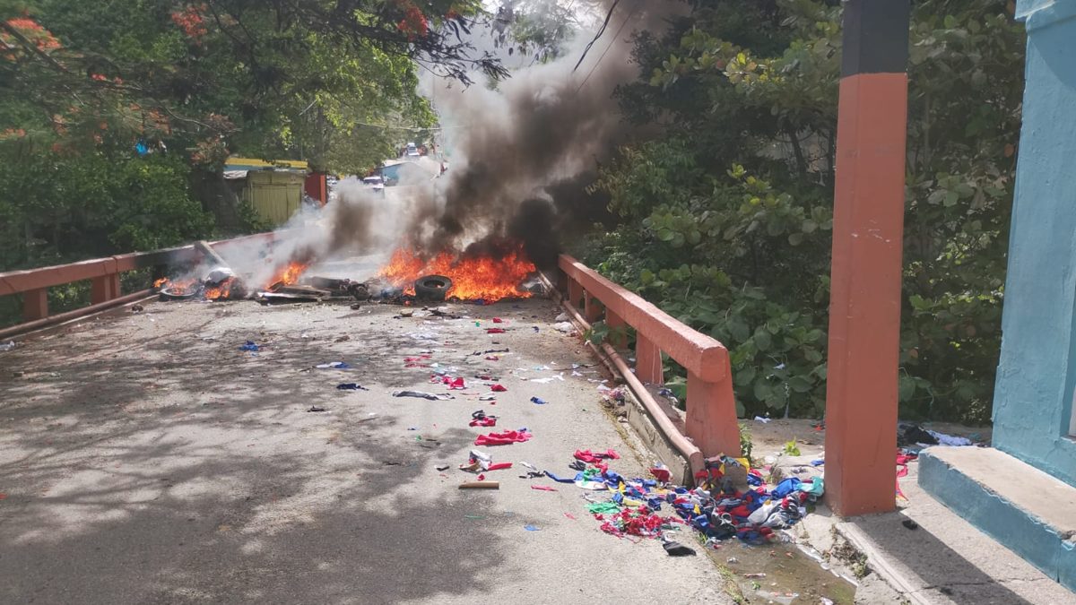 Residentes de Peralta, Azua, protestando contra los apagones frente al puente del río Ventura con neumáticos quemados