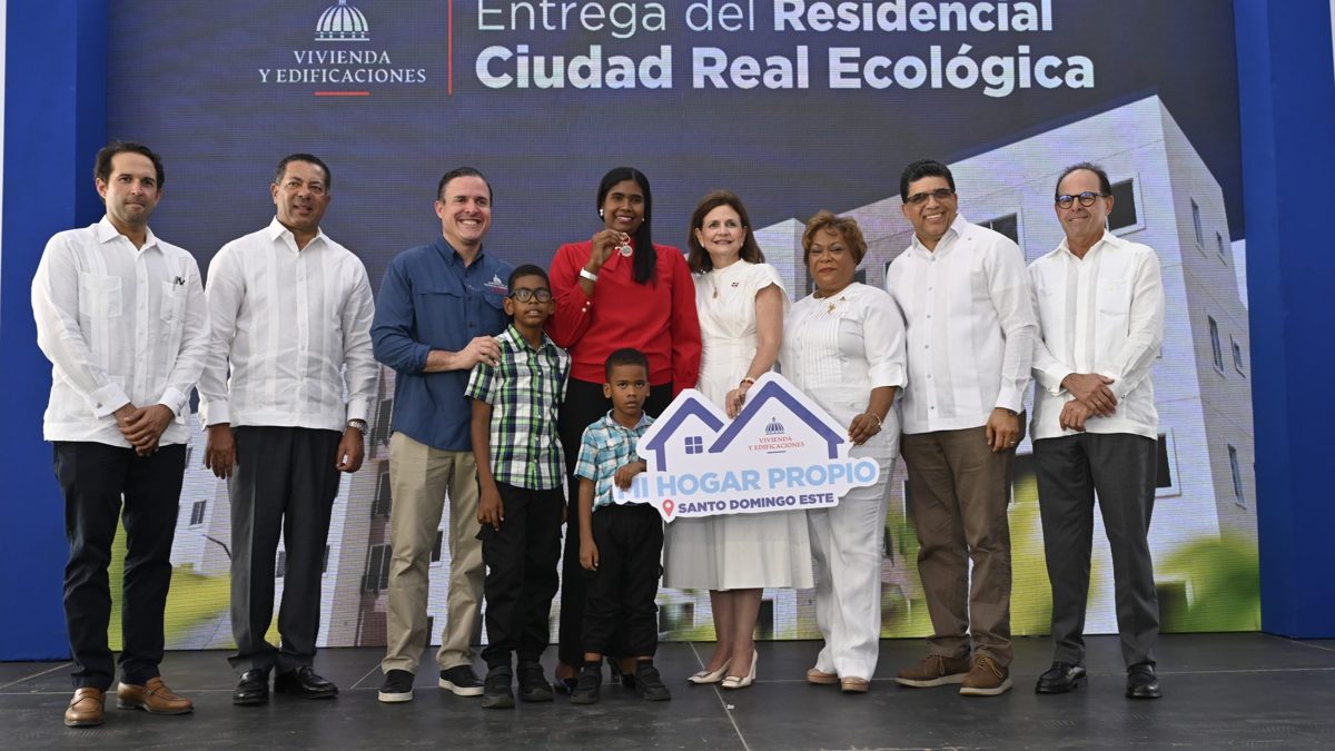 Vicepresidenta Raquel Peña entrega llaves de apartamentos del Residencial Ciudad Real Ecológica en Santo Domingo Este