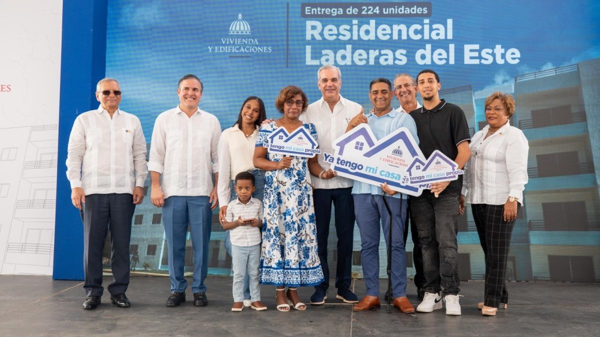 Presidente Luis Abinader entregando llaves de apartamentos en Laderas del Este, San Antonio de Guerra