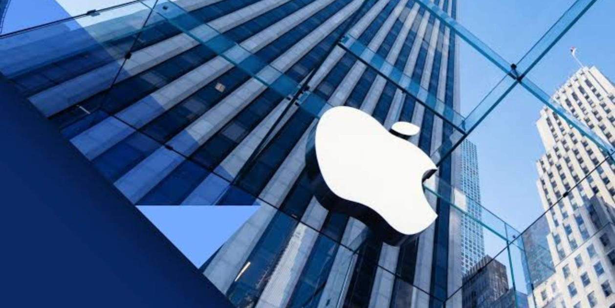 Logo de Apple y gráfico de valor en bolsa superando los cinco billones de dólares