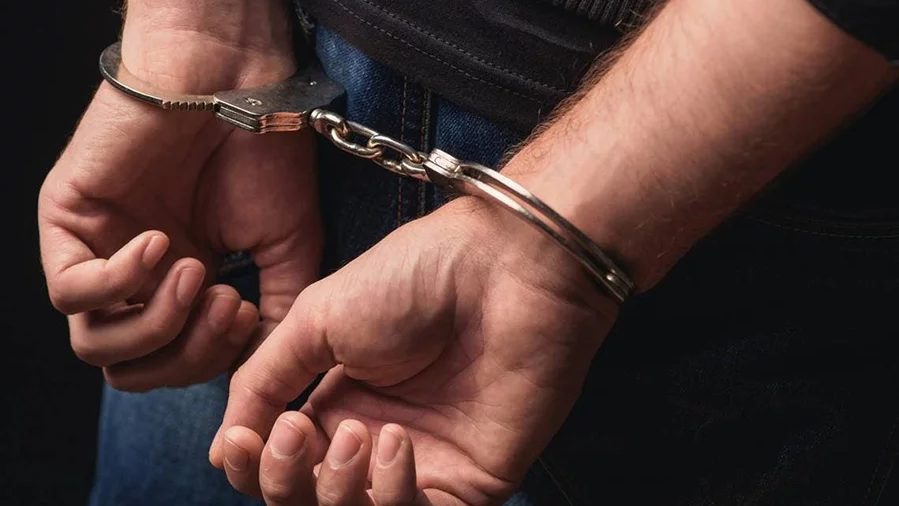 Agentes de la Policía Nacional junto a armas caseras tipo chilena y sustancias controladas ocupadas en operativos en La Vega y San Juan