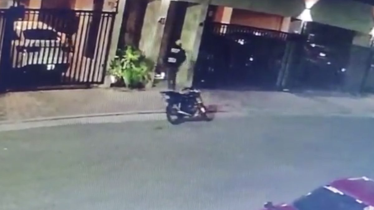 Entrada del lobby de un edificio residencial en Serrallés, Santo Domingo, donde ocurrió el ataque