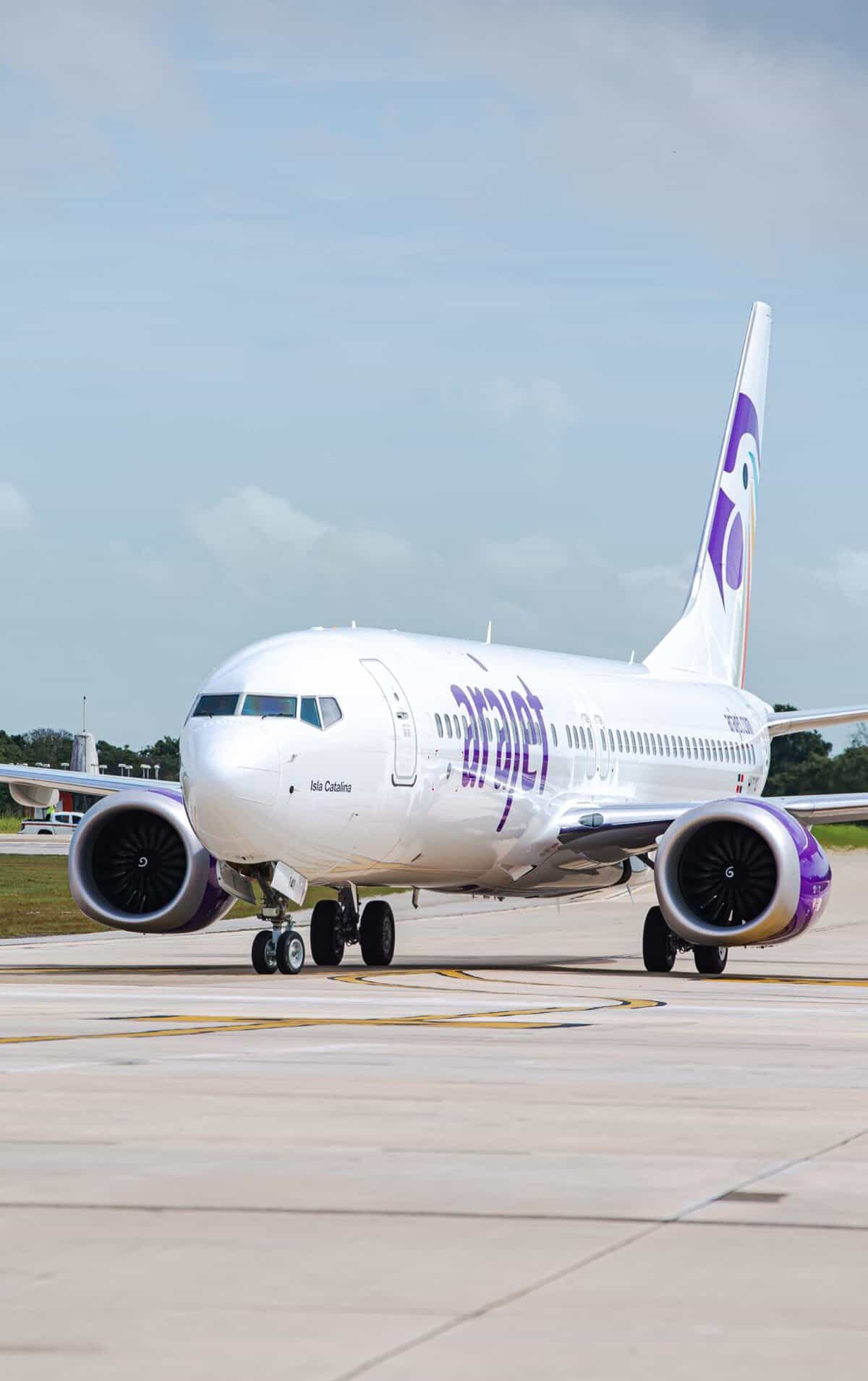 Avión de Arajet en pista de aeropuerto dominicano tras superar el millón de pasajeros en 2026