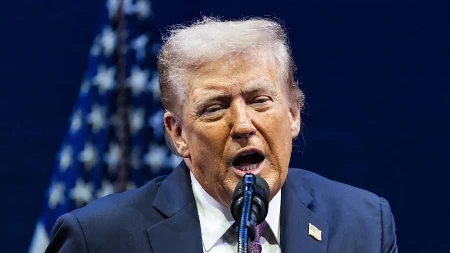 Donald Trump hablando ante el público en la final del Abierto de Irlanda de golf en Doonbeg