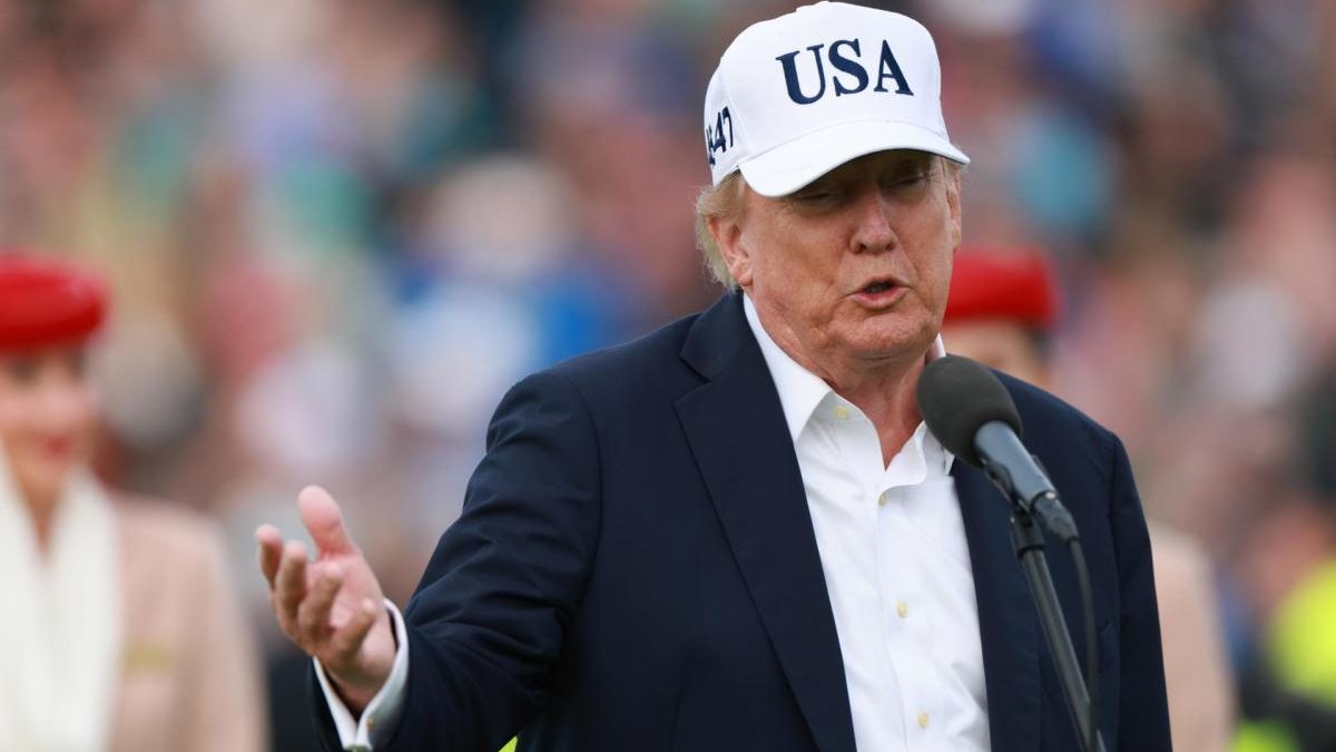 Donald Trump en rueda de prensa en Carolina del Norte advirtiendo sobre aranceles a Europa si Canadá se integra a la UE