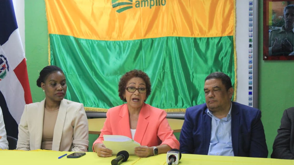Productores de arroz en campos de cultivo en República Dominicana, con sacos de grano apilados