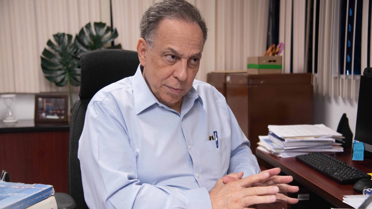Celso Marranzini, presidente del Conep, habla en el HUB Cámara Santo Domingo junto al presidente Luis Abinader