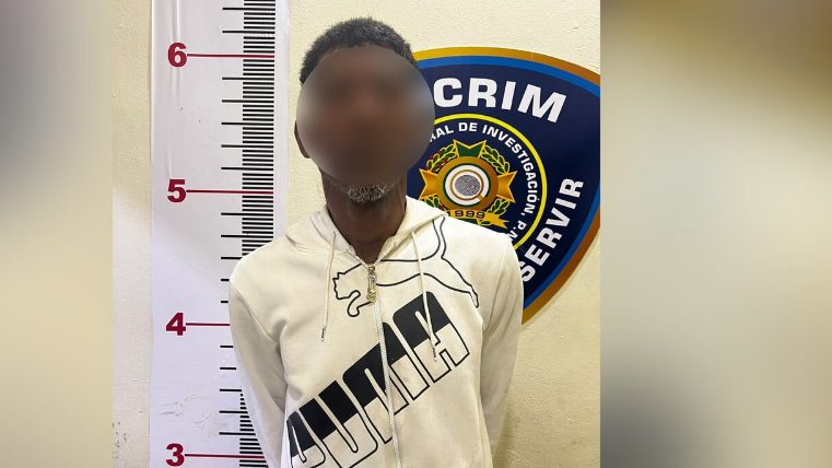 Agentes de la Policía Nacional en operativo en La Vega junto a arma casera tipo chilena y machete ocupados