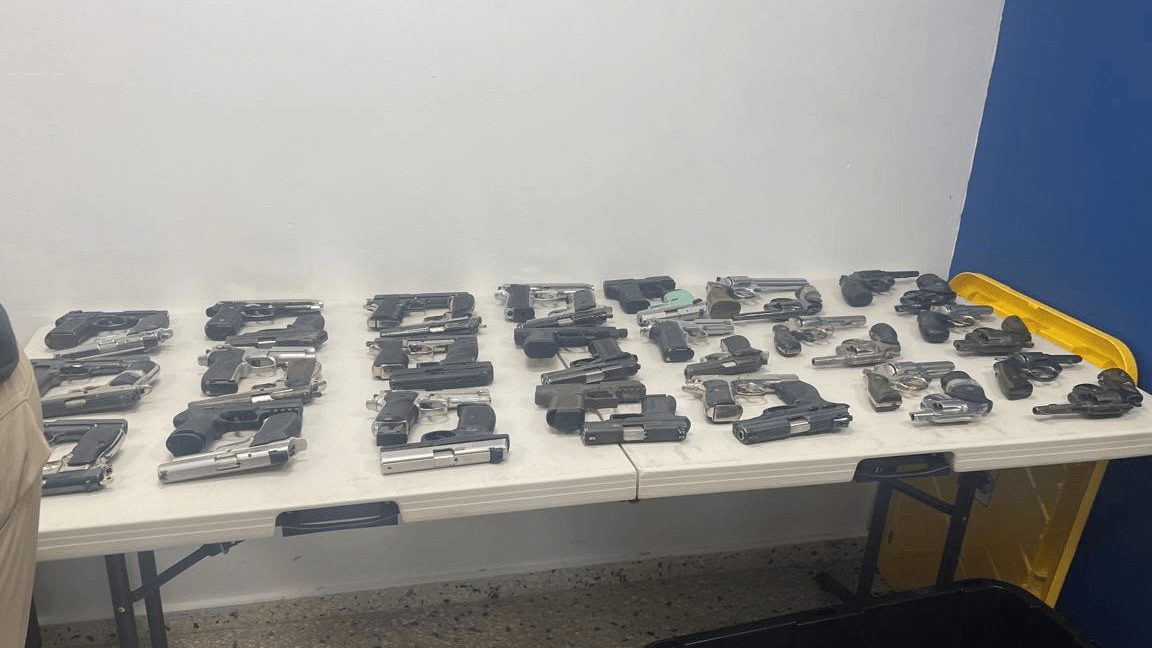 Fiscal Edward López durante la entrega de 100 armas decomisadas al Ministerio de Interior y Policía en Santo Domingo Oeste