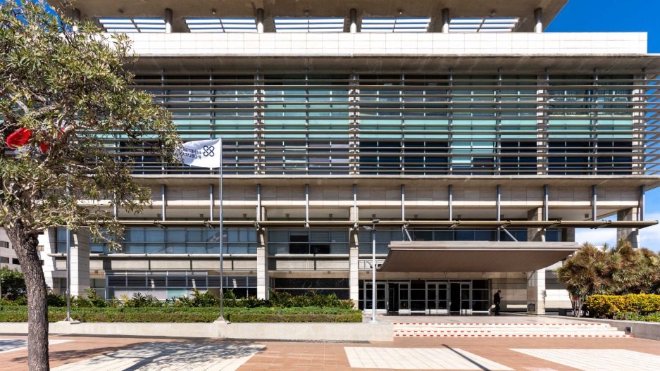 Agentes de la Ucaprec en el Aeropuerto Internacional de Las Américas durante arresto de sospechoso