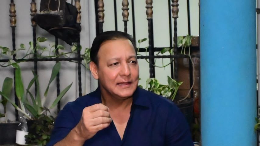 Abel Martínez hablando sobre productores de arroz dominicanos en evento Un Café con Abel