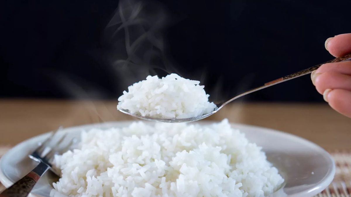 Sacos de arroz dominicano apilados en un almacén agrícola en República Dominicana
