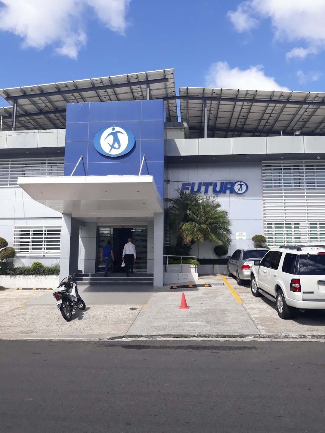 Recepción de una clínica privada dominicana con pacientes esperando atención médica