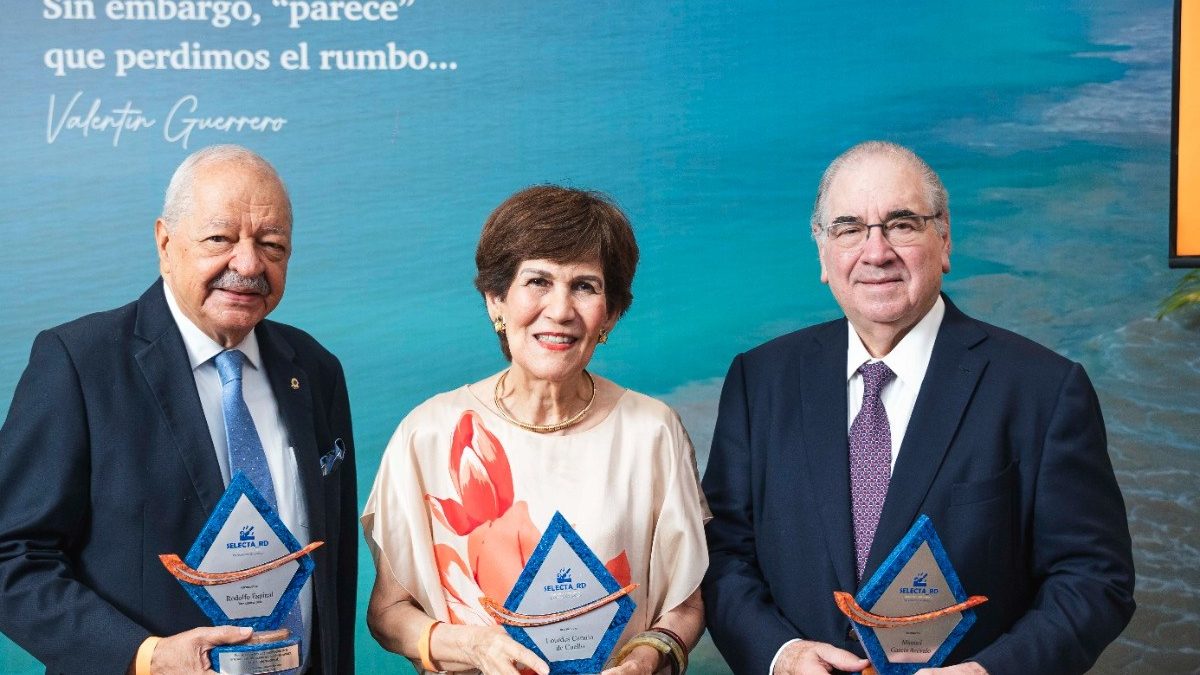 Maestros artesanos dominicanos durante la gala de reconocimientos de Selecta RD 2026 en el Centro de Eventos Hodelpa Casa Real, Ciudad Colonial