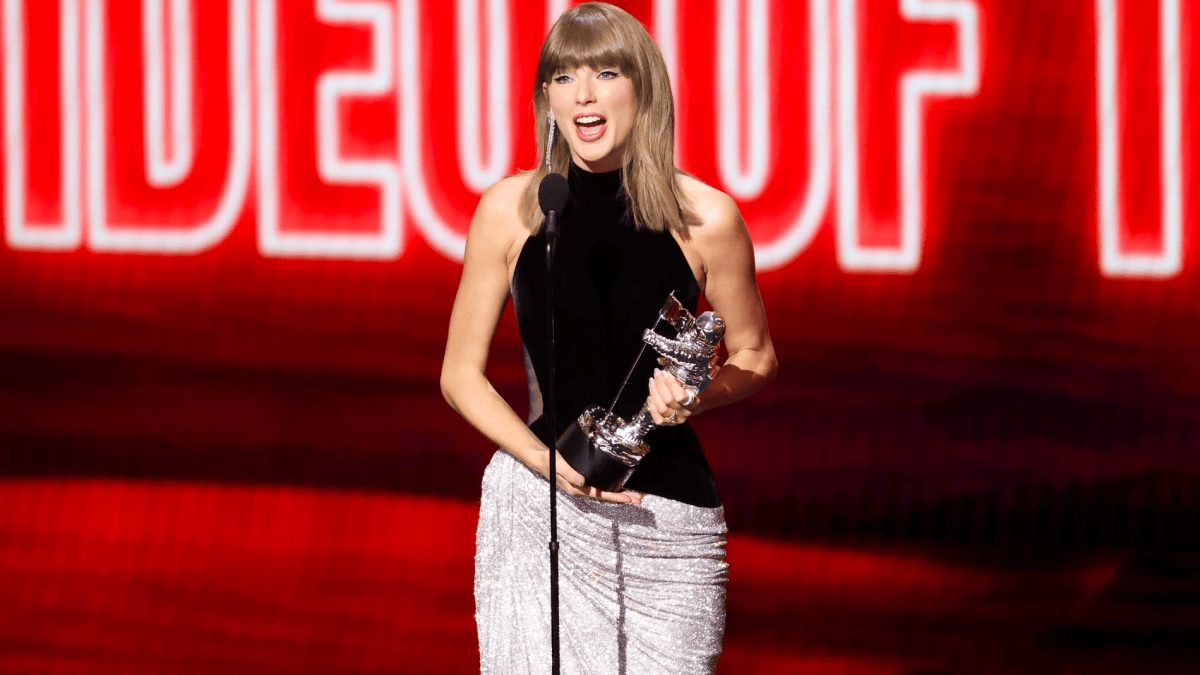 Taylor Swift recibiendo un premio en los MTV Video Music Awards, superando el récord histórico de Beyoncé