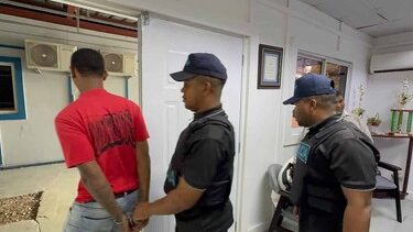 Joven Luciano Mendoza Santos entregándose a la Policía Nacional en Santiago junto a familiares y abogado
