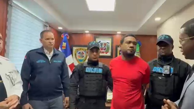 Michael Manuel Urbaez alias Cachón al entregarse a la Policía Nacional acompañado de sus abogados en República Dominicana