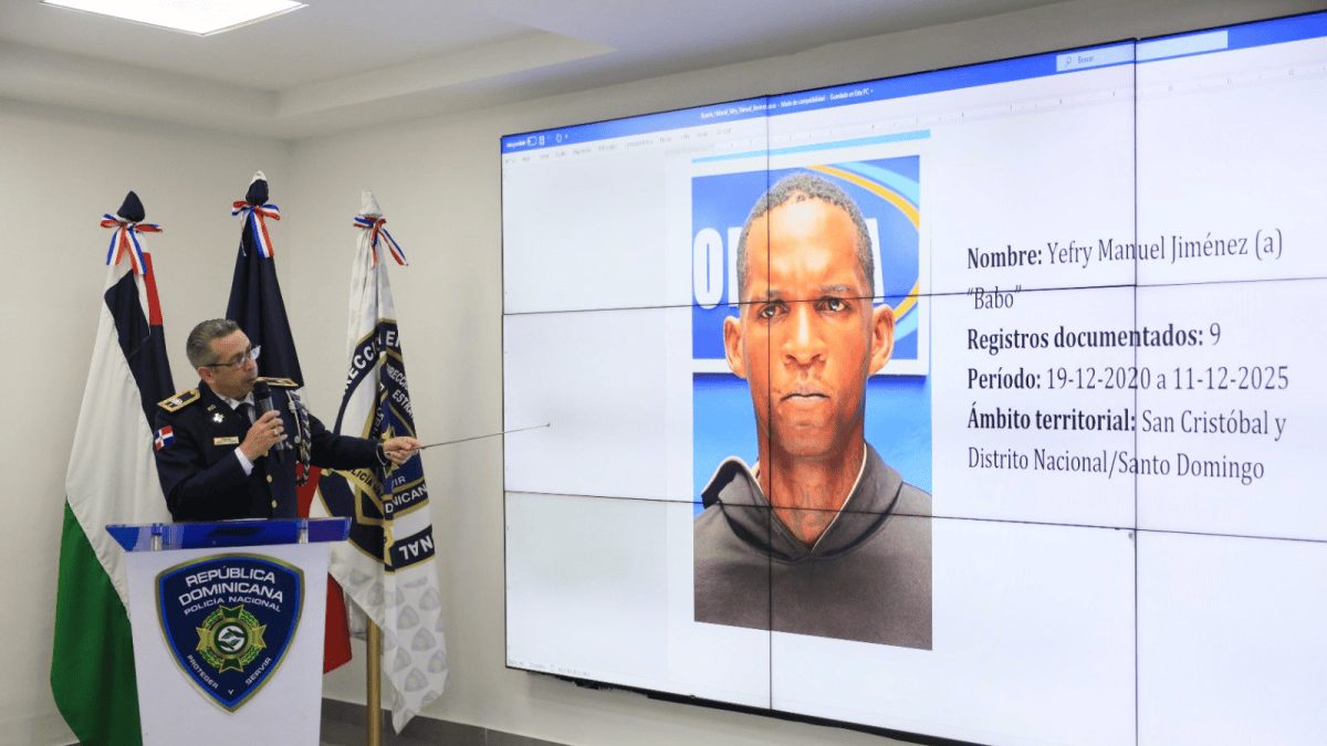 Agentes del DICRIM presentan al detenido Yefry Manuel Jiménez alias Babo, acusado de asaltar al humorista Kenny Grullón