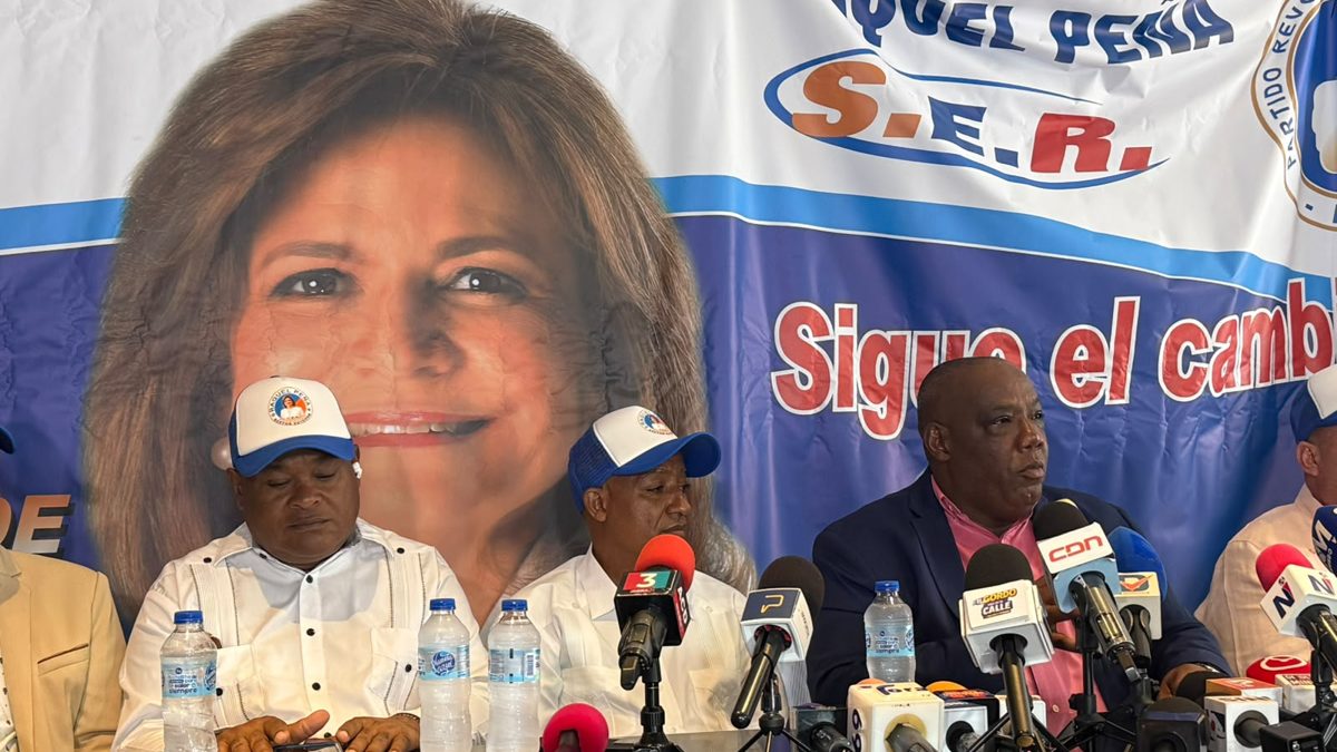 Samuel Abreu, coordinador del Sector Externo con Raquel Peña, durante declaraciones sobre la candidatura presidencial de la vicepresidenta