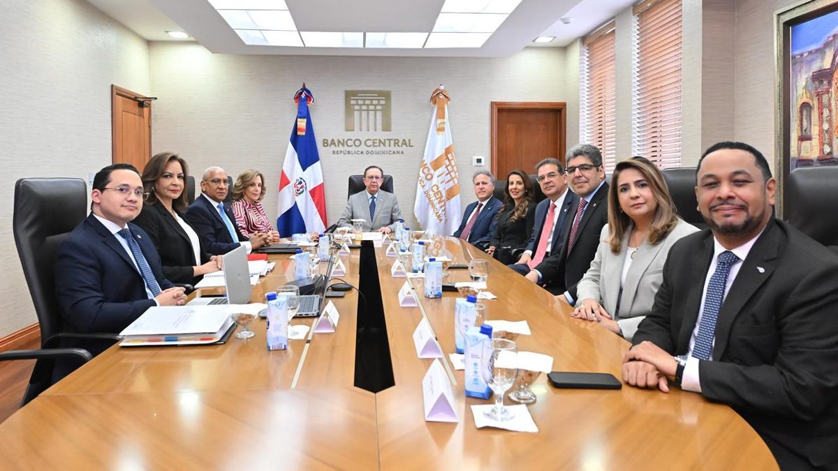 Gobernador del Banco Central Héctor Valdez Albizu reunido con directivos de Lidaapi en República Dominicana