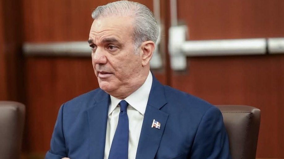 Presidente Luis Abinader hablando con periodistas en Nueva York sobre el ataque al merenguero Julián Oro Duro