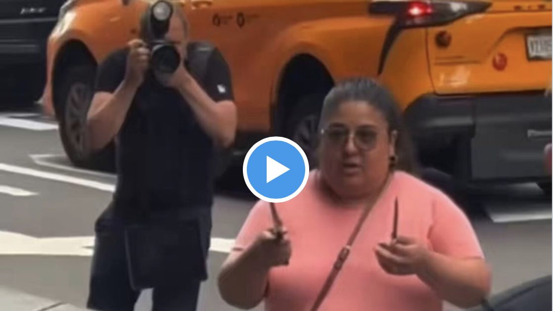 Policías en Times Square, Nueva York, tras el ataque con arma blanca del lunes