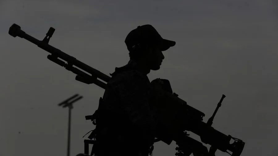 Columna de humo sobre una base militar en Yemen tras ataque con misiles y drones de los rebeldes hutíes