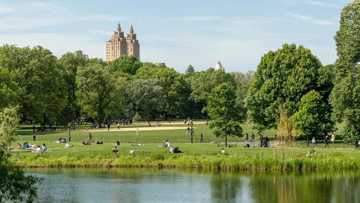 Zona nocturna de Central Park en Manhattan, Nueva York, con farolas encendidas y escasa presencia de personas