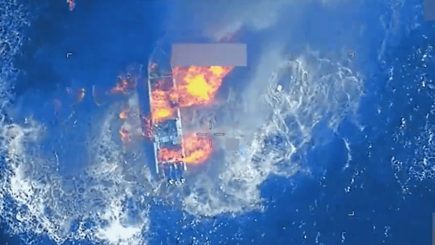 Embarcación en llamas en el mar Caribe tras ataque de fuerzas militares de Estados Unidos contra narcolanchas