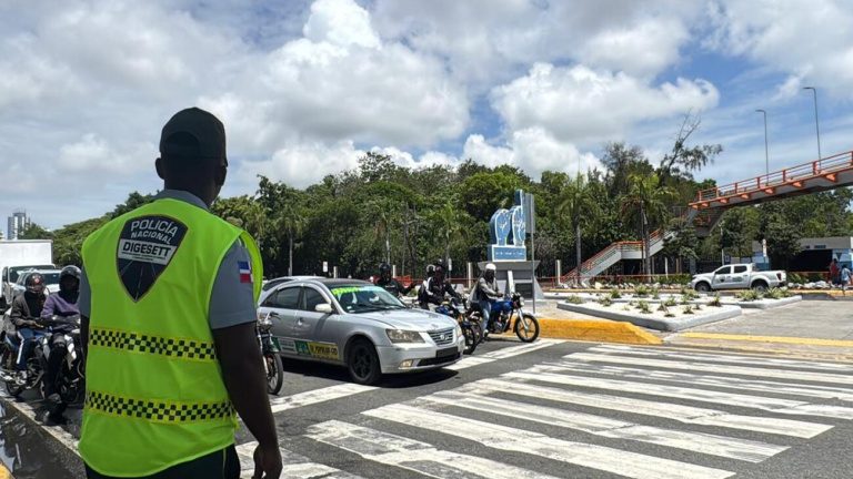 Agentes de la Digesett dirigiendo el tránsito en los alrededores del Centro Olímpico Juan Pablo Duarte