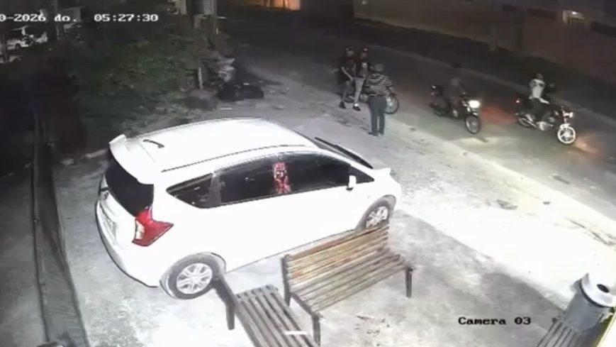 Hombre siendo atacado por asaltantes armados en el sector República de Colombia, Santo Domingo, captado por cámara de seguridad