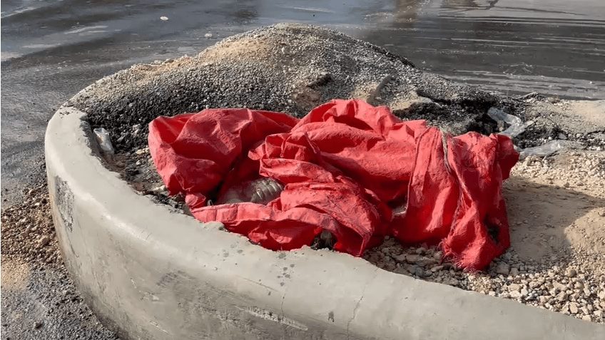 Vecinos de Brisas del Este reunidos en la avenida Las Damas tras el atropello mortal de un niño de 10 años