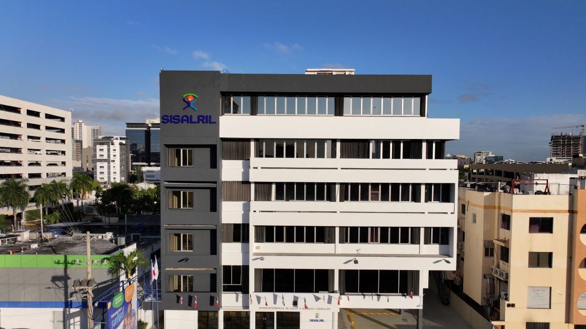 Funcionarios de Sisalril en reunión institucional sobre normativa de auditoría médica en República Dominicana