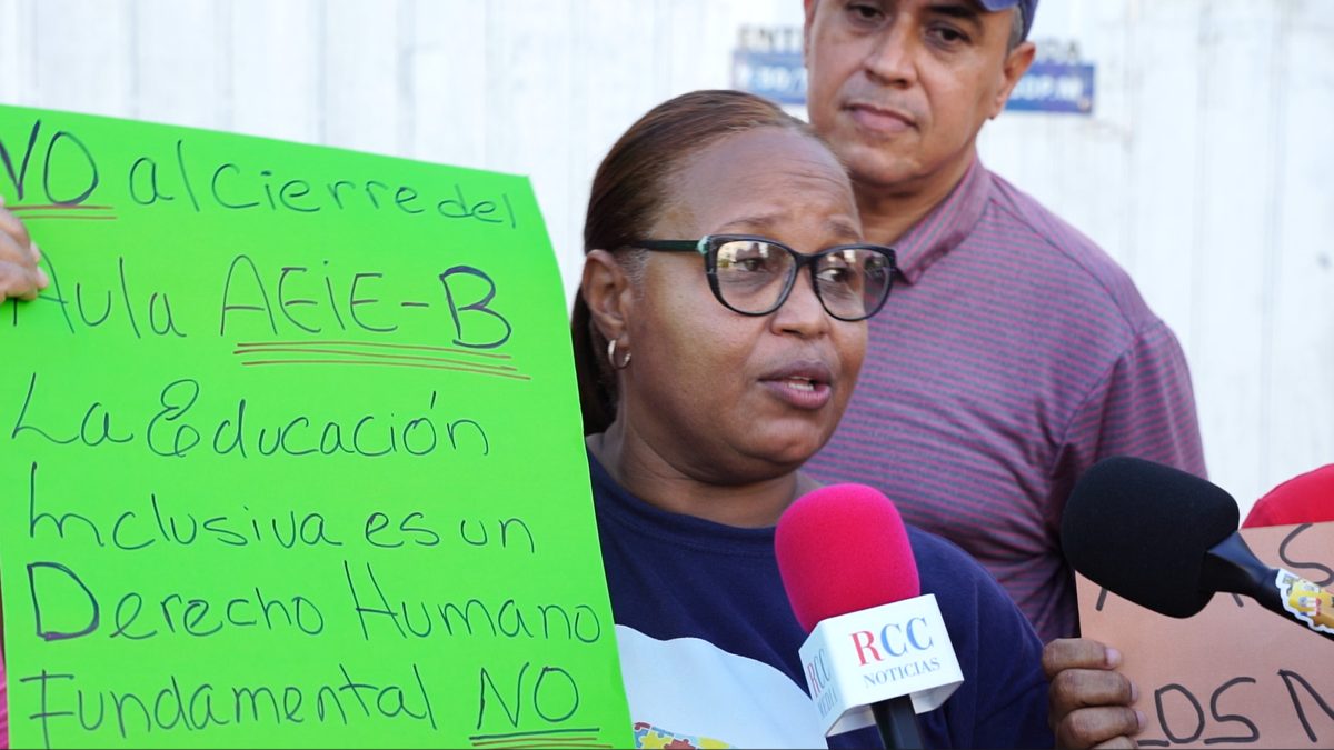 Padres de niños con autismo frente a la escuela Hermanas Mirabal en Ciudad Juan Bosch, República Dominicana