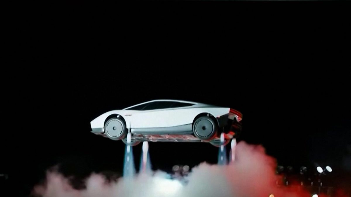Elon Musk presenta el Roadster de Tesla con propulsores en evento de SpaceX en Texas