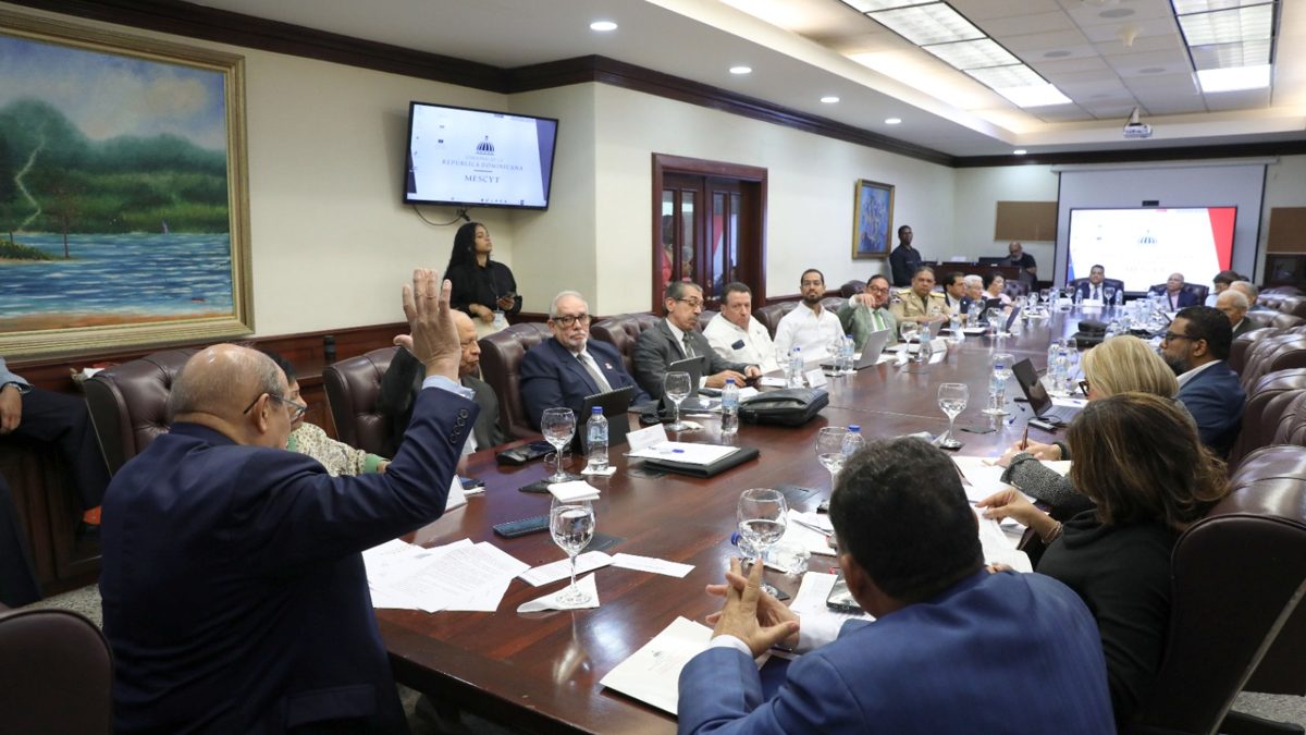 Sesión del CONESCyT presidida por el ministro Rafael Santos Badía en República Dominicana