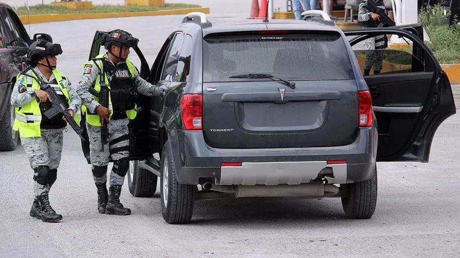Militares mexicanos en operativo tras la captura del líder criminal alias R1 en Michoacán